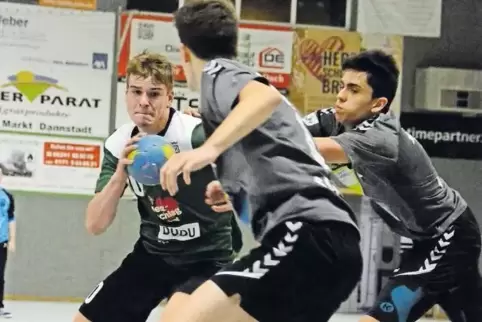 Viermal die Woche trainiert Jan-Philipp Winkler (links) vom TV Hochdorf. Mit der A-Jugend des TVH will er in die Bundesliga.