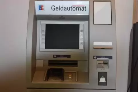 Der Geldautomat im Maximiliancenter, hier ein Symbolfoto, hielt den Automatenknackern stand.  ArchivFoto: Polizei 