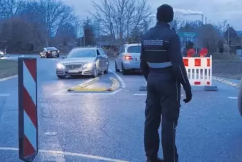 Zwei Mitarbeiter der Ordnungsbehörde überwachen das Geschehen, dürfen aber nicht eingreifen. Das darf nur die Polizei.