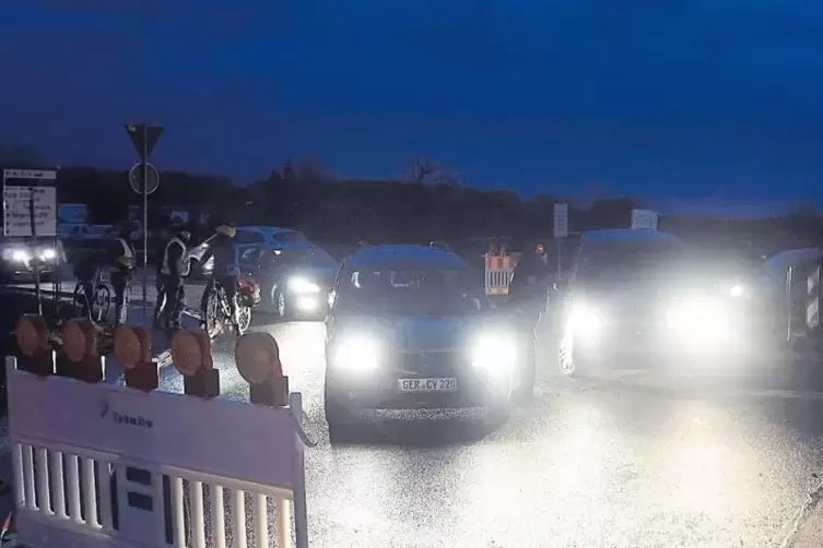 Wenige Fahrer bleiben stehen und melden Diskussionsbedarf an.