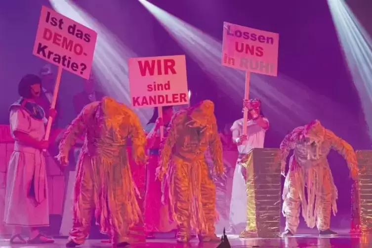 Schlie&szlig;lich gehen sogar die Pharaonen auf die Stra&szlig;e und halten die verlotterten Mumien in Schach.