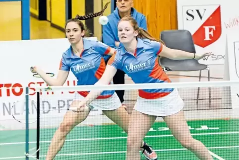Das Damendoppel des SV Fischbach im Spiel gegen Dillingen: Maria Boevska (links) und Lena Germann. Im Hintergrund verfolgt der T