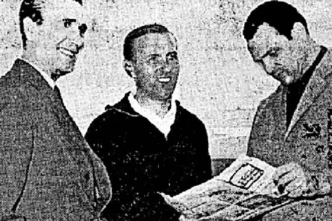 Goldene FKP-Zeiten: Trainer Kurt Sommerlatt (Bildmitte), Präsident Leo Felten (links) und Vize-Präsident Gustav Käfer blicken de