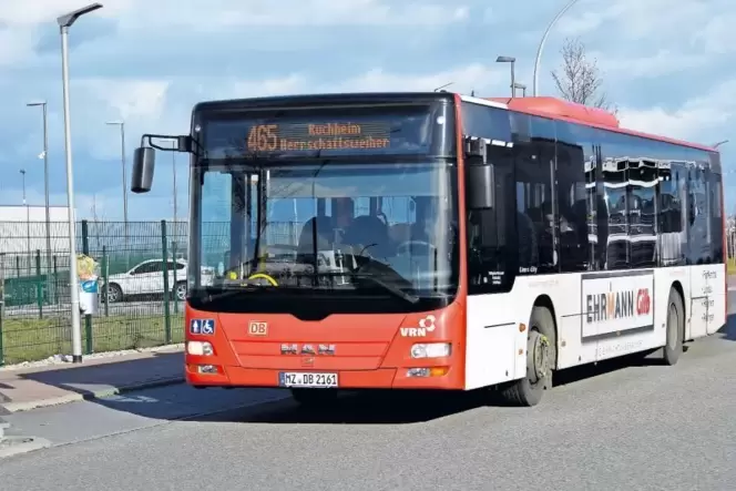 Es gibt ihn also: Der Bus kommt am Römig an. Es ist gerade kein Schichtwechsel, daher bleibt er leer. Es gibt ihn also: Der Bus kommt am Römig an. Es ist gerade kein Schichtwechsel, daher bleibt er leer.