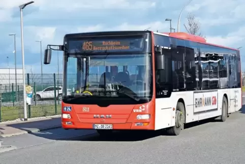 Es gibt ihn also: Der Bus kommt am Römig an. Es ist gerade kein Schichtwechsel, daher bleibt er leer.
