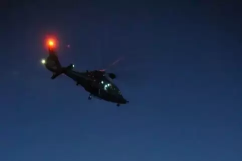 In der Südpfalz ist ein Polizeihubschrauber im Einsatz. Symboloto: DPA