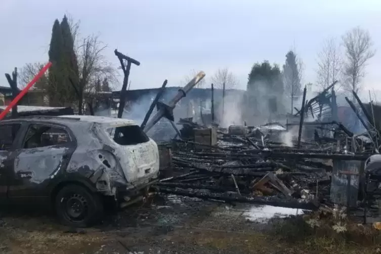Auch Autos brannten auf dem Campingplatz aus. Foto: Sayer