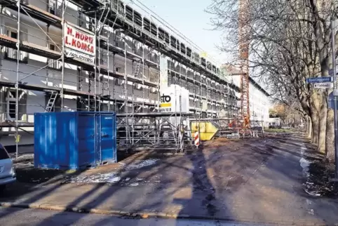 Wo früher eine Rasenfläche war, ist nun Schlamm. Die Sanierungsarbeiten in der Fichtestraße strapazieren die Nerven der Mieter.