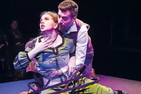 Zwei Verlierer: Natalija Cantrak und Koral Güvener in Anton Bendas Intermezzo „Der gute Ehemann“.