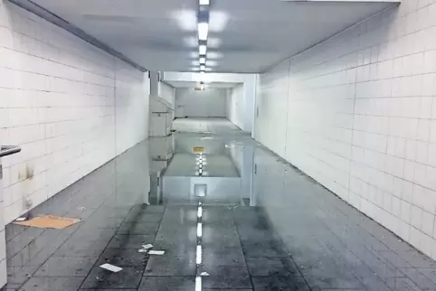 Kein Schwimmbecken, sondern die Unterführung des Zweibrücker Bahnhofs.