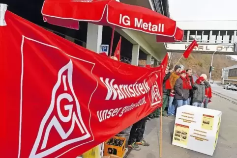 350 Mitarbeiter von KOB gingen in den Warnstreik, um ihren Forderungen nach Erhöhung der Löhne und Gehälter um 5,5 Prozent, verb