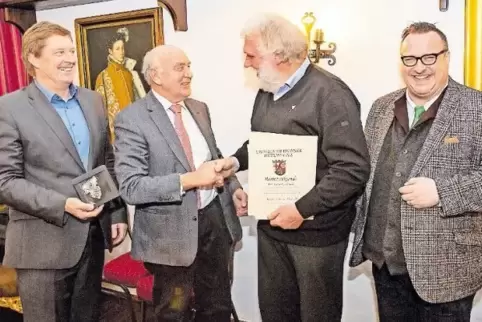Silberne Kammermedaille für Günter Albrecht (Zweiter von rechts): Dem früheren langjährigen Kreisvorsitzenden gratulieren (von l