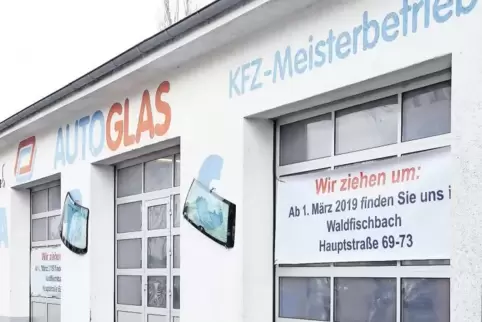 Das Plakat am Werkstattgebäude weist auf den Umzug der Firma ABC Autoglas hin.