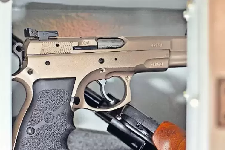 Waffen wie dieser Revolver und diese Pistole eines Sportschützen gehören in einen abschließbaren Waffenschrank.