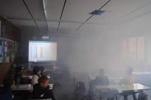 Theaternebel zeigt die Luftzirkulation in einem Klassensaal. Foto: privat