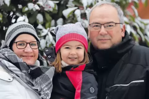 Tina und Rüdiger Knoll mit der vierjährigen Tochter Emilia.