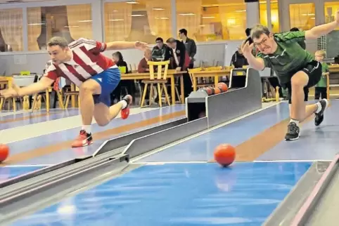 Der Mutterstadter Bastian Hört (rechts) gegen Ex-Nationalspieler Nico Zschuppe.