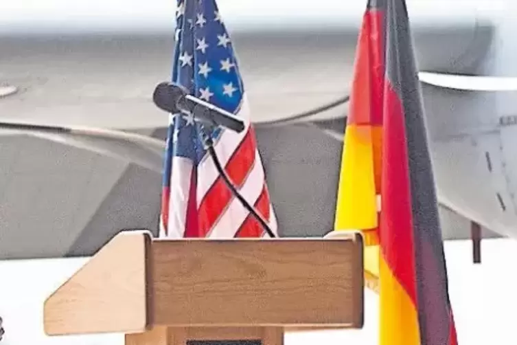 Die deutsch-amerikanische Beziehung wird auf der Air Base öfter mit Flaggen deutlich gemacht. Im Ratssaal finden die Grünen die 