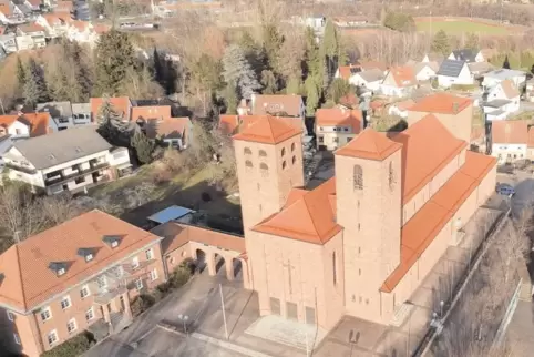 Ein Zentrum der Pfarrei St. Katharina ist die Christkönigskirche in Hauenstein. Links von dem großem Gotteshaus ist das Pfarrhau