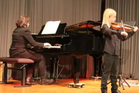 Leander Hennes Resch, von seiner Lehrerin Martina Cukrov Jarrett am Klavier begleitet, zeigte im Haus am Westbahnhof sein Können