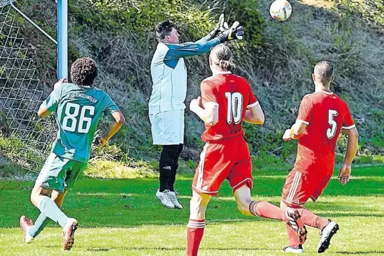 Hornbachs Torwart Stefan Selmigkeit schnappt sich am vierten Spieltag den Ball, die Teamkollegen David Behr (Nummer 10) und Moul