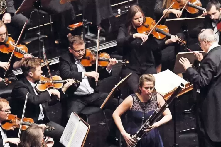 Auftakt zu einem schwerelos schönen, vom Publikum zu Recht stürmisch gefeierten Mozart-Abend: das B-Dur-Konzert (KV 191) mit der