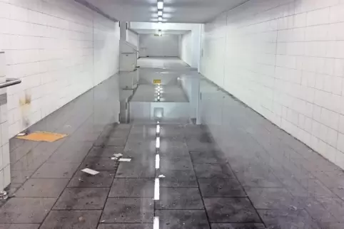 Kein offizielles Schwimmbecken, sondern die Unterführung des Zweibrücker Bahnhofs. Defekte Pumpen gibt die Bahn als Ursache an