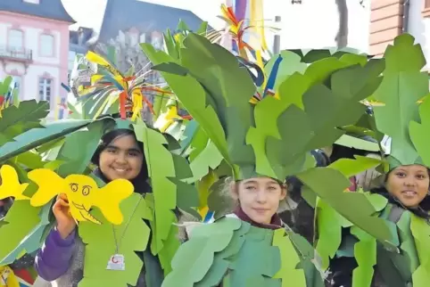 Junges Gemüse: Beim Jugendmaskenzug in Mainz sind die kleinen Narren Hauptakteure.