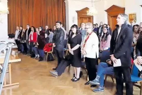 Einbürgerungsfeier unter anderem mit Briten, die sonst eher nicht unter den Neubürgern zu finden sind. Der Brexit macht’s möglic