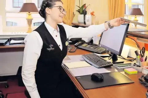 An der Rezeption im „Deidesheimer Hof“: Alena Müller.