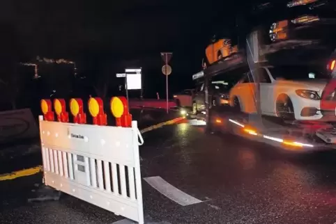 Sogar ein Autotransporter wird erst von der Absperrung davon abgehalten, den verbotenen Weg durch Maximiliansau zu nehmen.