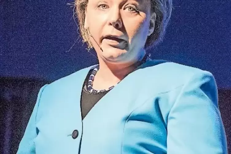 Mutti Merkel ist dabei: Marina Tamassy von den „Untieren“ schlüpft im Edith-Stein-Haus wieder in ihre Paraderolle.
