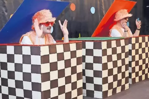 Überzeugten als Froschmänner: Das Unkenbacher Männerballett zeigte einen Sketch zu dem berühmten Lied „Mahna Mahna“.