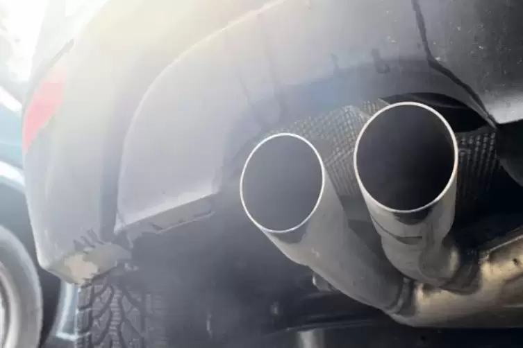 Autoabgase sind schädlich für die Gesundheit. In Haßloch sieht das Umweltministerium auch an stark frequentierten Straßen keinen