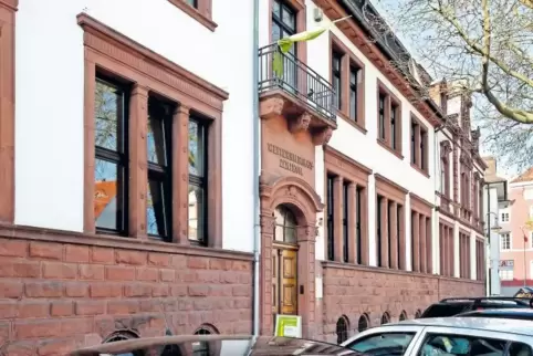 Hat fast 1500 Kurse im Angebot: die Volkshochschule in der Kanalstraße.