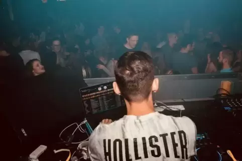 DJ Serik heißt der Menge heute im Jeanne d’Arc ein.   Foto: privat
