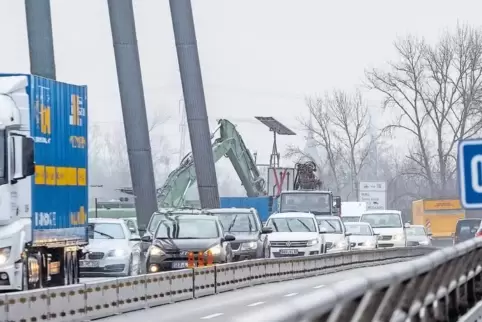 Täglich Stau auf der Rheinbrücke: Eine Entlastung rückt für die Pendler immer weiter in die Ferne.