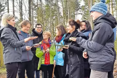 Kursleiterin Jasmin Schlimm-Thierjung (links) macht mit ihren Schützlingen eine Wahrnehmungsübung.