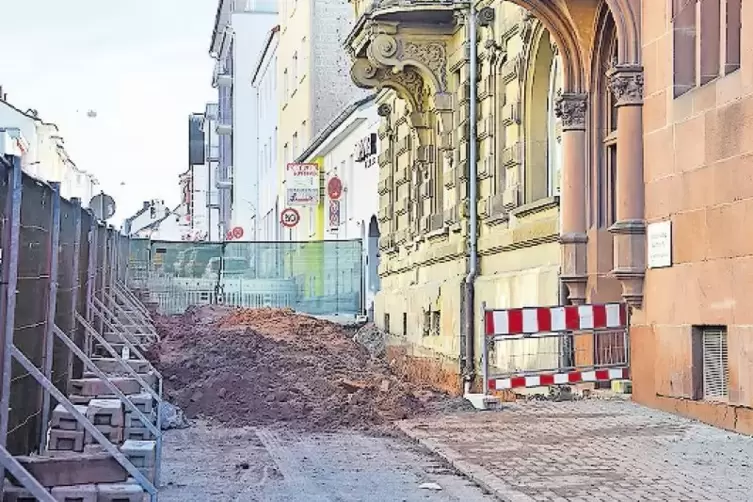 Vor der Realschule wird gebuddelt: Alte Bomben hat der Kampfmittelr&auml;umdienst nicht gefunden.