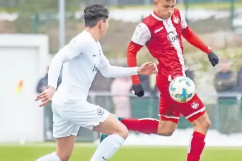 Spielfreudiger Lauterer: Anas Bakhat. Links Fritz Oestreicher von Eintracht Frankfurt.