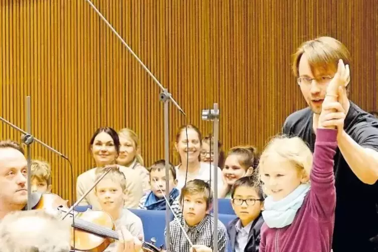 Wie geht eigentlich Dirigieren? Pietari Inkinen zeigte es den kleinen Besuchern der Deutschen Radiophilharmonie Saarbrücken-Kais