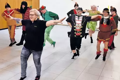 Einmal in der Woche trainiert Nancy Göpfert (links vorne) mit dem Radlerballett des Radfahrer Vereins All-Heil im katholischen P