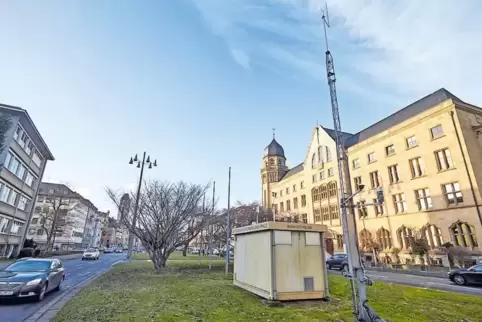 Ohne Fußgängerverkehr: die Messstation auf dem Mittelstreifen am Friedrich-Ebert-Ring in Koblenz.