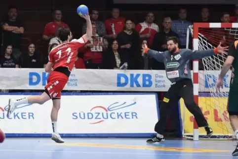 Gut gespielt: Eulen-Linksaußen „Jonny“ Scholz überlistet den starken TSV-Schlussman Martin Ziemer. Foto: KUNZ 