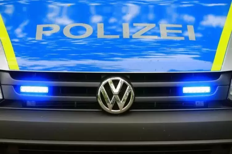 Die Polizei hofft auf Hinweise zu den Beschädigungen an dem schwarzen VW Golf. Foto: dpa