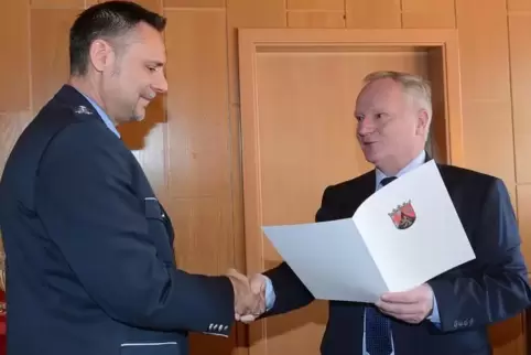Neuer Posten in seiner Heimatregion: Matthias Ankner (links) ist am Freitag von Polizeipräsident Michael Denne als Leiter der Po