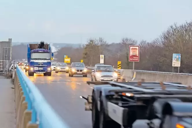 Mehr Verkehr, aber weit weg von Staus und Verkehrschaos: Die Germersheimer Rheinbrücke. Mehr Verkehr, aber weit weg von Staus und Verkehrschaos: Die Germersheimer Rheinbrücke.