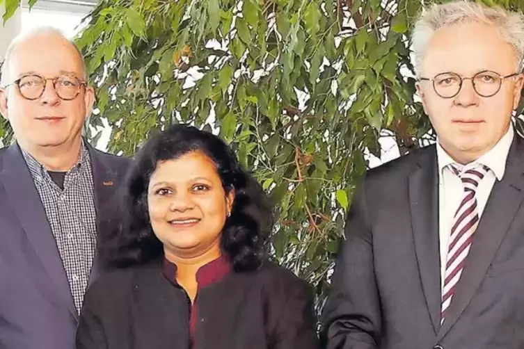 TU-Präsident Helmut Schmidt begrüßte zum Gespräch auf dem Campus die indische Generalkonsulin Pratibha Parkar, links TU-Vize Ste