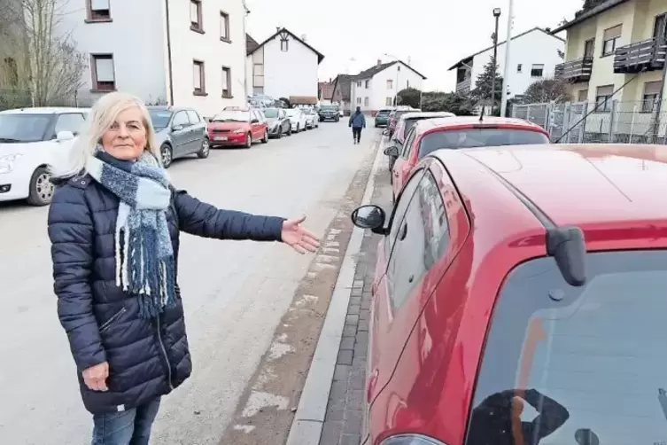 Jutta Scherer ist nicht die einzige Anwohnerin, die fürs Parken in einem fertig gestellten Abschnitt der Dauerbaustelle Hirschho