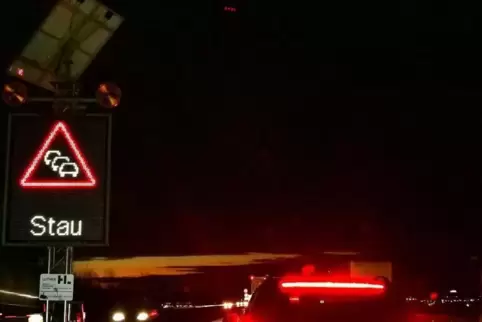 Drei Autos sind auf der A65 aufeinander gefahren. Foto: Renners